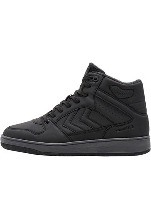Baskets montantes noires avec lacets, col rembourré, semelle texturée et marque "hummel TEX" sur le côté.