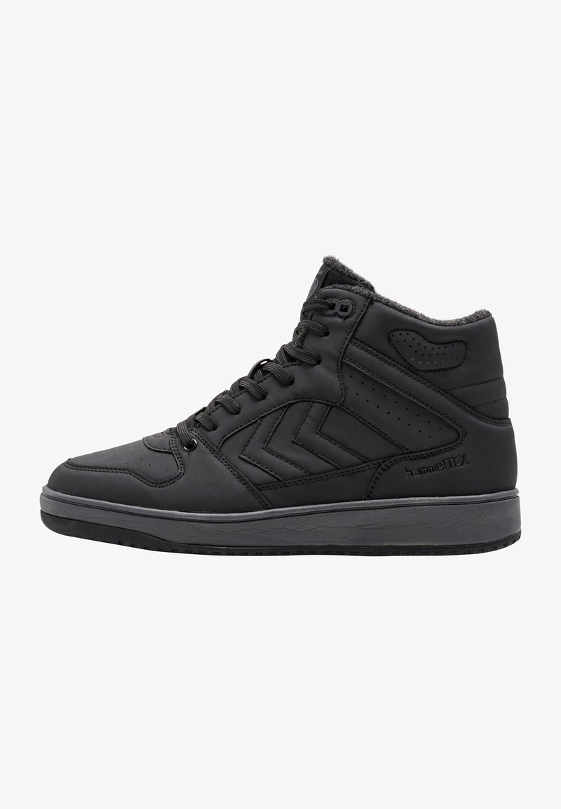 Baskets montantes noires avec lacets, col rembourré, semelle texturée et marque "hummel TEX" sur le côté.