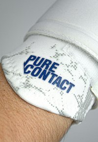 Braccialetto in tessuto bianco texturizzato con logo blu "PURE CONTACT". Dettagli di cucitura visibili e un aspetto complessivo aderente attorno al polso.