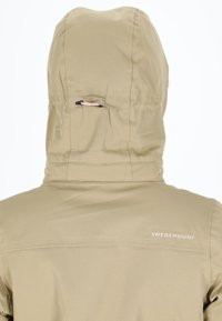 Giacca da esterno beige con cappuccio aderente, dotata di cordino di regolazione, texture liscia e logo "SWEDMOUNT" in bianco sulla schiena.