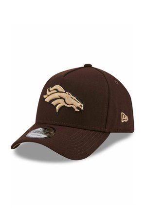 Dunkelbraune Baseballkappe mit gesticktem beigen Denver Broncos Pferdelogo auf der Vorderseite und New Era Logo an der Seite.