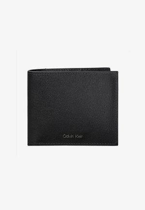Portafoglio in pelle nera con superficie testurizzata, caratterizzato da un logo "Calvin Klein" argentato sul davanti e un design a doppia piega.