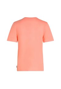 Camiseta de manga corta en color coral claro, hecha de algodón suave, con cuello redondo y una textura simple y lisa sin patrones.