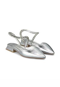 Silbermetallische Slingback-Schuhe mit einer spitzen Zehe, verziert mit einem Riemen, der klare Steine zeigt, und einem niedrigen Blockabsatz. Glatte Textur.