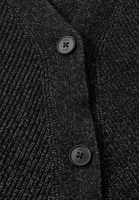 Zwarte cardigan met een ribbeltextuur, voorzien van twee zwarte knopen met de merknaam, een gladde stof en een eenvoudig, klassiek ontwerp.