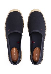 Espadrilles en toile marine avec semelles en jute tressé, panneaux latéraux élastiques et un petit détail de logo rouge, blanc, bleu à l'intérieur de chaque chaussure.