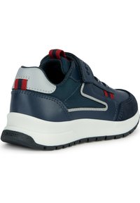 Sneaker blu navy con tomaia in pelle sintetica, suola imbottita e dettagli a contrasto grigi e rossi, dotato di cinturino in velcro per la chiusura.