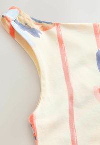 Drukāta kokvilnas blūze ar krēmkrāsas pamatu, kurā ir abstrakti otu triepienu raksti rozā, zilā un persiku krāsā. Piedurkņu izgriezums bez piedurknēm ar noapaļotām malām.