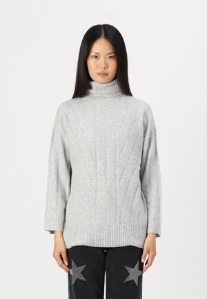 Pull col roulé gris clair en tricot doux, avec des poignets et un ourlet côtelés, présentant un motif diagonal texturé.