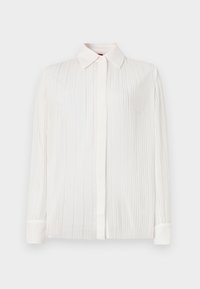Camicia bianca plissettata con colletto classico, maniche lunghe e chiusura con bottoni, caratterizzata da una texture morbida e una leggera lucentezza.