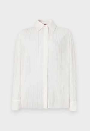 Camisa blanca plisada con cuello clásico, mangas largas y cierre de botones, con una textura suave y un sutil brillo.