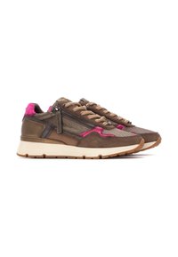 Zapatillas de ante marrón y textil con acentos rosas, que cuentan con un zipper lateral, cordones beige y una suela blanca gruesa.