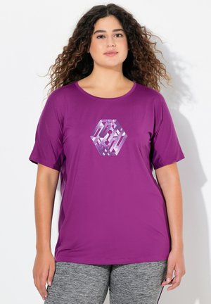 Paarse sportieve T-shirt met korte mouwen, voorzien van een geometrisch grafisch ontwerp in paarse en witte tinten, gecentreerd op de borst.