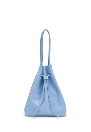 Jasnoniebieska skórzana torebka na sznurek z pojedynczą rączką w pętli, o gładkiej fakturze i minimalistycznym designie na białym tle.