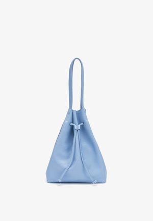 Bolso de cuero azul claro con cordón ajustable, asa de un solo lazo, textura lisa y diseño minimalista sobre un fondo blanco.