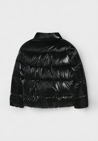 Giacca imbottita nera con finitura lucida, caratterizzata da un colletto strutturato e un design trapuntato. Polsini e orlo leggermente elasticizzati.