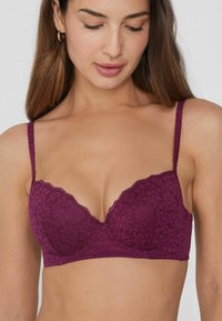 Soutien-gorge en dentelle de couleur baies sombres avec un décolleté plongeant, des bretelles réglables, un motif floral et des bords festonnés.