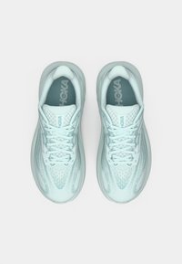 Világoskék sportcipő hálós felsőrésszel, kerek orral és texturált részletekkel. Fűzős záródás és a nyelven logó található.