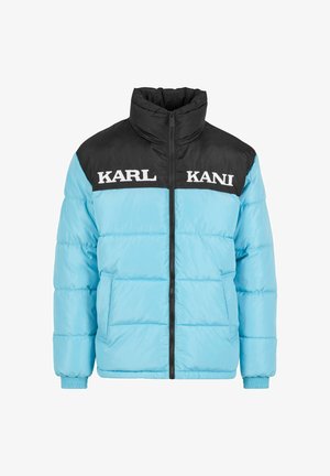 Kurtka puchowa z jasnoniebieskim korpusem i czarną górną częścią, z białym napisem "KARL KANI", zamek z przodu i elastycznymi mankietami.
