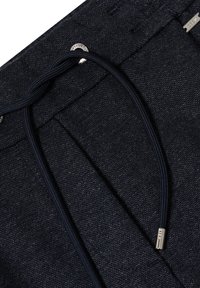 Pantalon bleu foncé en tissu texturé, doté d'une taille à cordon, d'accents métalliques et d'une coupe ajustée avec des plis avant.