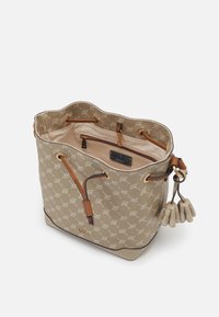 Beige Beuteltasche mit gemustertem Außenmaterial, braunen Lederakzenten, Kordelzugverschluss und einem inneren Reißverschlusstaschen. Mit Markenlogo versehen.