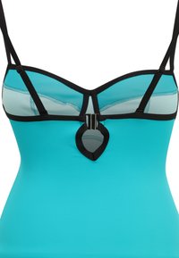 Türkisfarbenes Schwimmbadoutfit mit schwarzen Akzenten, strukturiertem Design, verstellbaren Trägern und einem auffälligen blattförmigen Verschluss auf der Rückseite.