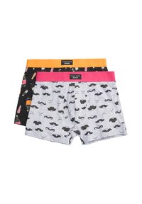 Dos pares de calzoncillos tipo boxer para hombres, uno gris con estampado de bigotes negros y cintura rosa, el otro negro con estampado de botellas de bebidas y cintura naranja.