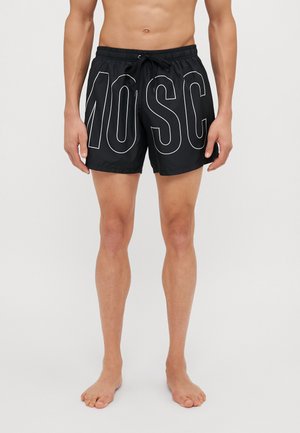 Costume de baie negre cu inscripția albă "MOSC", talie elastică cu șnur, lungime până la mijlocul coapsei, realizat dintr-un material neted și ușor.