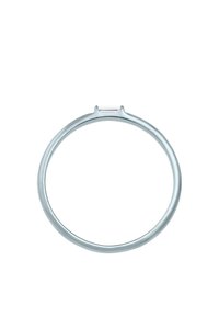 Bague en argent avec un bandeau lisse au design effilé, mettant en valeur une pierre transparente rectangulaire au sommet.