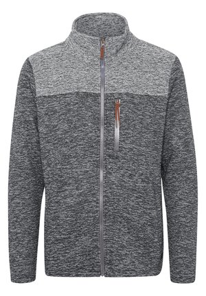 Grijze vest met ritssluiting en een gestructureerd breiselontwerp, met een lichter grijs bovenstuk, een ritszak op de borst en een ritsen trekker van kunstleer.