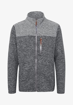 Grijze vest met ritssluiting en een gestructureerd breiselontwerp, met een lichter grijs bovenstuk, een ritszak op de borst en een ritsen trekker van kunstleer.