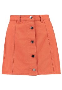 Falda de mezclilla naranja con un diseño ajustado, cinco botones frontales y detalles de costura visibles. Presenta un dobladillo recto y costuras laterales.