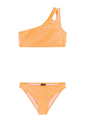 Feloranje tweedelig bikini met asymmetrische top en bloemrijke textuur, voorzien van een merkembleem op het onderste stuk.