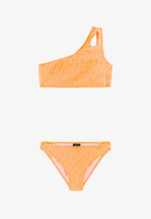Bikini orange vif deux pièces avec un haut asymétrique à une épaule et un motif floral texturé, comportant une étiquette de marque sur la culotte.