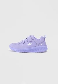 Chaussures de sport violettes avec une texture lisse, dotées d'une sangle Velcro, d'un bout arrondi et d'un accent étoile sur le talon. Design léger.