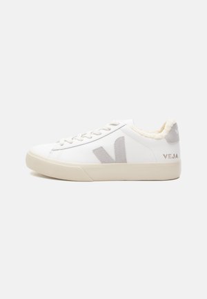 Sneaker bianco in pelle con accenti in suede grigio, punta rotonda, chiusura con lacci e suola in gomma testurizzata. Fodera in fleece nel colletto, branding "VEJA".