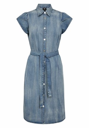 Μπλε μαν sleeveless denim πουκαμίσα φόρεμα με γιακά, ασημένια κουμπώματα με κλιπς στο μπροστινό μέρος και ζώνη από το ίδιο ύφασμα στη μέση.