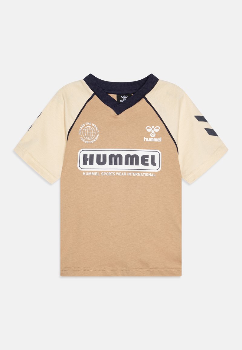 Kortærmet beige og tan t-shirt med en mørkeblå v-hals, der har "HUMMEL" logo og tekst på forsiden, samt tre striber på ærmerne.
