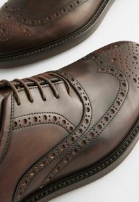 Next REGULAR FIT - SIGNATURE BROGUE - Elegantsed paeltega jalatsid - brown