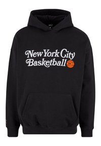 Fekete kapucnis pulóver, amelyen fehér és narancssárga színű betűkkel szerepel a "New York City Basketball" felirat, kenguruzsebbe és bordázott mandzsettákkal, valamint aljjal rendelkezik.