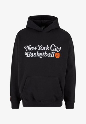 Melnā kapucēm jaka ar uzrakstu "Jaunāko pilsēta basketbols" baltā un apelsīnu krāsā, ar kabatu uz priekšpuses un elastīgu malām un apakšmalu.