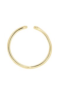 Goldring mit einer glatten, polierten Oberfläche, der ein offenes Design mit verjüngten Enden aufweist, was eine minimalistische und moderne Ästhetik schafft.