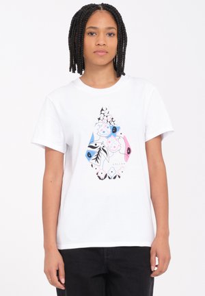Camiseta de algodón blanca con un diseño gráfico colorido que presenta formas florales y abstractas en azul, rosa y negro centrado en la parte delantera.