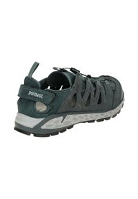 Dunkelgrauer Sportschuh, der eine Kombination aus Wildleder und Netzmaterialien aufweist, ein leichtes Design, verstellbare Schnürsenkel und eine strukturiertes Sohle für besseren Halt.