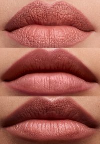 Trois images en gros plan de lèvres dans différentes nuances de nude mat. La texture est lisse avec des lignes naturelles ; la couleur passe de teintes claires à des teintes plus foncées.