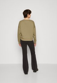 Guess PONY HAIR - Sudadera - lichen leaf green
