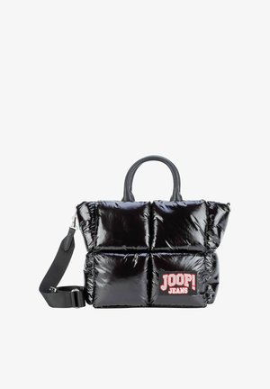 Černá prošívaná taška typu puffer s lesklým designem, dvojitými uchy, nastavitelným ramenním popruhem a nápadným červeno-bílým logem JOOP! Jeans.