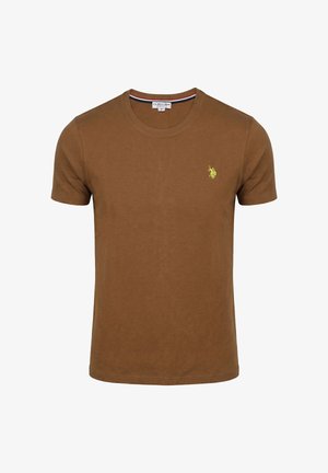 Maglietta marrone a maniche corte con collo tondo, con piccolo logo di un giocatore di polo giallo sul petto a sinistra e dettaglio a righe all'interno del colletto.