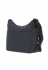 Hobo-Tasche aus strukturiertem schwarzem Stoff mit einem Reißverschluss, verstellbarem Schulterriemen und einer Vordertasche. Abgerundete Form mit weicher Silhouette.