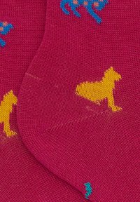 Calze fucsia con motivi di animali blu e gialli, tra cui un gatto e un cane, con una texture liscia e lavorata a maglia.